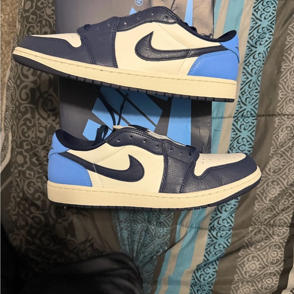 Air Jordan retro 1 low OG - Picture 2 of 5